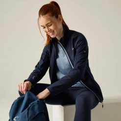 Damska kurtka Moutdale Softshell. Białe kurtki sportowe damskie Regatta, l, bez wzorów, z materiału, bez ramiączek, z kapturem, trekkingowe. Za 263.50 zł.