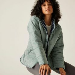 Kurtka turystyczna damska Courcelle. Szare kurtki sportowe damskie Regatta, bez wzorów, z poliamidu, bez ramiączek, bez kaptura, trekkingowe. W wyprzedaży za 323.00 zł.