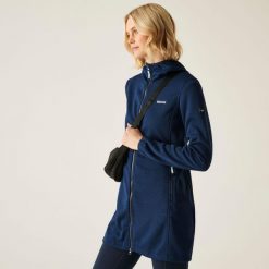 Bluza turystyczna damska Bloomfield. Niebieskie bluzy damskie Regatta, bez wzorów, z poliesteru, sportowe, bez ramiączek, bez kaptura. W wyprzedaży za 119.99 zł.