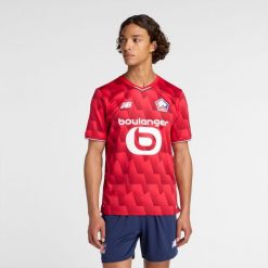 Koszulka męska New Balance LOSC Lille MT230454HME – czerwona. Czerwone koszulki sportowe męskie New Balance, m, z aplikacjami, z materiału, bez ramiączek. Za 399.99 zł.