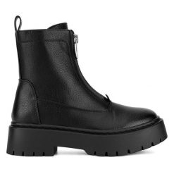 Botki DeeZee. Czarne botki damskie DeeZee, bez wzorów, bez obcasa, na płaskiej podeszwie, bez zapięcia. Za 199.99 zł.