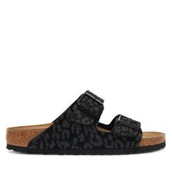Klapki Birkenstock. Czarne klapki damskie Birkenstock, bez wzorów, bez obcasa, bez zapięcia. Za 359.99 zł.