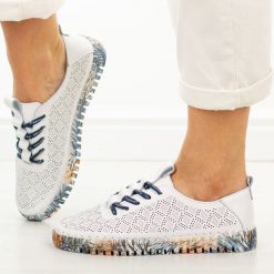 Niebieskie ażurowe skórzane półbuty damskie Cambell 40338. Białe półbuty damskie Cambell, na jesień, w ażurowe wzory, z jeansu, biznesowe, z okrągłym noskiem, bez obcasa, na płaskiej podeszwie, bez zapięcia. Za 219.00 zł.