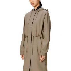 Kurtka RAINS STRING W PARKA W3 Beżowy. Brązowe kurtki damskie Rains, bez wzorów, z syntetyku, bez kołnierzyka, bez kaptura. Za 527.91 zł.