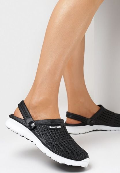 Czarno-Białe Klapki Iphiope. Czarne klapki damskie Born2be, na lato, bez wzorów, z jeansu, klasyczne, bez obcasa, bez zapięcia. Za 39.99 zł.