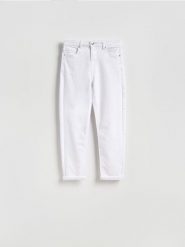 Jeansy boyfriend slim - biały. Białe jeansy damskie Reserved, bez wzorów, z bawełny. Za 129.99 zł.