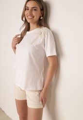 Biały Bawełniany T-shirt z Ozdobną Aplikacją z Perełek i Cyrkonii Haidea. Białe t-shirty damskie Born2be, l, z aplikacjami, z bawełny, eleganckie, bez kołnierzyka, bez ramiączek. Za 49.99 zł.