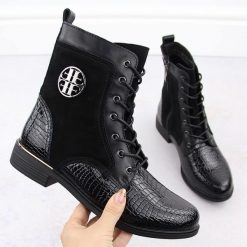 Skórzane botki damskie lakierowane kroko czarne Filippo DBT4917. Czarne botki damskie Filippo, bez wzorów, z lakierowanej skóry, eleganckie, bez obcasa, bez zapięcia. Za 160.00 zł.