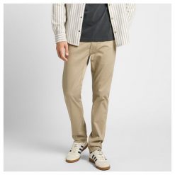 MĘSKIE SPODNIE MATERIAŁOWE LEE DAREN ZIP FLY NEW KANSAS CITY KHAKI 112360203 L707016437. Brązowe spodnie materiałowe męskie Lee, bez wzorów, z materiału. Za 229.99 zł.