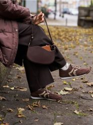 Saszetka - brązowy. Brązowe torby na ramię męskie Sinsay. Za 19.99 zł.