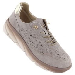 Skórzane półbuty damskie zamszowe jasny brąz Sergio Leone SP002. Półbuty damskie Sergio Leone, w ażurowe wzory, ze skóry, bez obcasa, bez zapięcia. Za 179.99 zł.