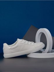 Trampki - biały. Białe trampki i tenisówki damskie Sinsay, bez wzorów, bez zapięcia. Za 49.99 zł.