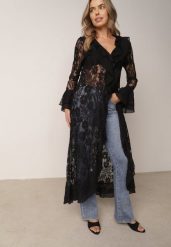 Czarna Narzutka Plażowa o Fasonie Długiej Sukienki z Koronki Ozdobiona Falbankami Araqiel. Czarne sukienki damskie Born2be, na plażę, m, bez wzorów, z koronki, wakacyjne, bez kołnierzyka, bez ramiączek, maxi. Za 189.99 zł.