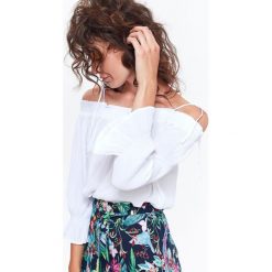 BLUZKA Z RĘKAWEM 3/4 Z ODSŁONIĘTYMI RAMIONAMI. Białe bluzki damskie TOP SECRET, bez wzorów, eleganckie, bez kołnierzyka, bez ramiączek. W wyprzedaży za 29.99 zł.