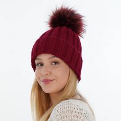 Czapka Zimowa z Pomponem Damska - Bordowy. Czerwone czapki damskie Molly, na zimę, bez wzorów, z materiału. Za 59.90 zł.