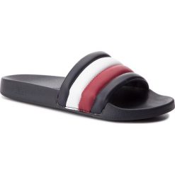 Klapki TOMMY HILFIGER - Coeporate Stripe Pool Slide FM0FM02078 Rwb 020. Niebieskie klapki męskie Tommy Hilfiger, bez wzorów, z materiału, bez zapięcia. W wyprzedaży za 139.00 zł.