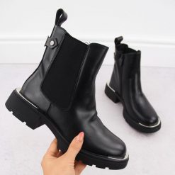 Skórzane sztyblety damskie botki czarne Goe OO2N4147. Czarne botki damskie GOE, bez wzorów, z materiału, eleganckie, bez obcasa, bez zapięcia. Za 255.00 zł.