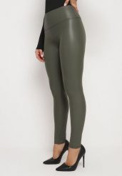 Ciemnozielone Legginsy z Ekoskóry z Wysokim Stanem i Polarem Labira. Zielone legginsy damskie Born2be, z aplikacjami, z jeansu. Za 34.99 zł.