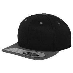 110 Czapka Z Daszkiem Typu Snapback. Czarne czapki damskie FLEXFIT, bez wzorów. Za 95.99 zł.