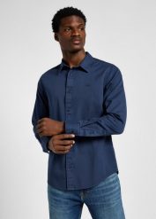LEE MĘSKA KOSZULA PATCH SHIRT MOOD INDIGO 112355737 LL37014445. Niebieskie koszule męskie Lee, m, bez wzorów, bez kołnierzyka, bez ramiączek. Za 139.99 zł.