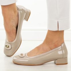 Beżowe skórzane czółenka damskie na obcasie Vinceza 39980. Brązowe czółenka damskie VINCEZA, na jesień, z aplikacjami, z lakierowanej skóry, biznesowe, bez obcasa, na obcasie, bez zapięcia. Za 199.00 zł.