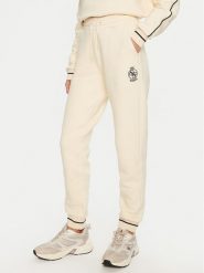 Guess Spodnie dresowe Nia V4BB06 KCHU1 Beżowy Regular Fit. Brązowe spodnie dresowe damskie Guess, z aplikacjami, z bawełny. Za 379.99 zł.