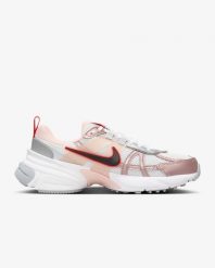 Buty do biegania damskie Nike V2K Run. Czerwone obuwie sportowe damskie Nike, bez wzorów, bez zapięcia, do biegania. Za 379.99 zł.