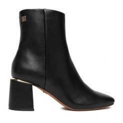 Botki Nine West. Czarne botki damskie Nine West, bez wzorów, bez obcasa, na słupku, bez zapięcia. Za 279.99 zł.