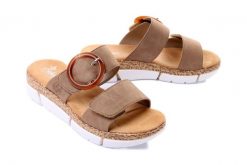 RIEKER V2392-62 beige, klapki damskie. Brązowe klapki damskie Rieker, na lato, bez wzorów, bez obcasa, na koturnie, bez zapięcia. Za 289.90 zł.