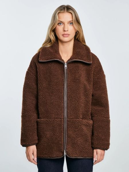 Bluza damska z imitacji baranka brązowa Anabela 804. Brązowe bluzy damskie BIG STAR, l, z aplikacjami, z dzianiny, eleganckie, bez ramiączek, bez kaptura. Za 299.99 zł.
