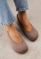 Ciemnobeżowe Balerinki Barefoot z Wycięciem V przy Nosku Indira. Brązowe balerinki damskie Renee, bez wzorów, bez obcasa, bez zapięcia. Za 99.99 zł.