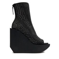 Botki United Nude. Czarne botki damskie United Nude, bez wzorów, bez obcasa, na koturnie, bez zapięcia. Za 1,159.00 zł.