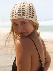 Ażurowa czapka - złamana biel. Czapki damskie Reserved, w ażurowe wzory. Za 69.99 zł.