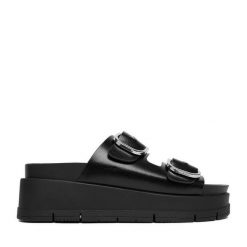 Klapki DeeZee. Czarne klapki damskie DeeZee, bez wzorów, bez obcasa, bez zapięcia. Za 149.99 zł.