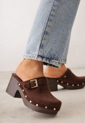 Ciemnobrązowe Klapki Chodaki na Słupku z Cholewką z Nitami i Paskiem z Klamerką Jinnor. Brązowe klapki damskie Renee, w ażurowe wzory, boho, bez obcasa, na obcasie, bez zapięcia. Za 99.99 zł.