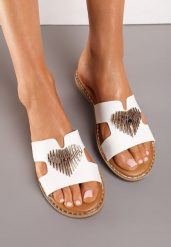 Białe Płaskie Klapki z Imitacji Skóry Zdobione Metaliczną Aplikacją Lomista. Białe klapki damskie Renee, na lato, z aplikacjami, z bawełny, eleganckie, bez obcasa, na płaskiej podeszwie, bez zapięcia. W wyprzedaży za 89.99 zł.