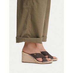 Klapki MICHAEL Michael Kors. Brązowe klapki damskie MICHAEL Michael Kors, bez wzorów, bez obcasa, bez zapięcia. Za 381.99 zł.