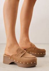 Jasnobrązowe Klapki Drewniaki w Stylu Mokasynów z Nitami Hanaria. Brązowe klapki damskie Born2be, z aplikacjami, z jeansu, eleganckie, bez obcasa, na obcasie, bez zapięcia. Za 89.99 zł.