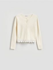 Kardigan z koronką - kremowy. Białe kardigany damskie Reserved, l, bez wzorów, z dzianiny, bez kołnierzyka. Za 129.99 zł.