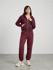 Dresowa rozpinana bluza z kapturem - czerwony. Czerwone bluzy damskie Sinsay, l, bez wzorów, z dresówki, sportowe, bez ramiączek, z kapturem. Za 39.99 zł.