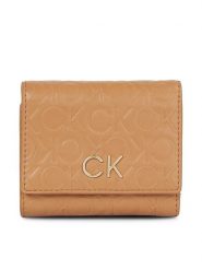 Calvin Klein Portfel Re-Lock Trifold Xs Emb K60K611321 Brązowy. Brązowe portfele damskie Calvin Klein, ze skóry. Za 379.99 zł.