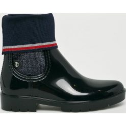 Tommy Hilfiger - Kalosze. Niebieskie kalosze damskie Tommy Hilfiger, bez wzorów, z materiału, z okrągłym noskiem, bez zapięcia. W wyprzedaży za 269.90 zł.