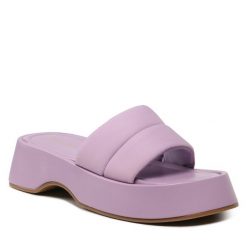 Klapki DeeZee. Fioletowe klapki damskie DeeZee, bez wzorów, bez obcasa, bez zapięcia. Za 199.99 zł.