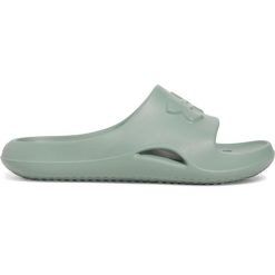 Klapki damskie Under Armour Locker V. Zielone klapki damskie Under Armour, bez wzorów, z materiału, bez obcasa, na płaskiej podeszwie, bez zapięcia. Za 108.00 zł.
