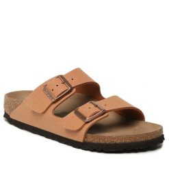 Klapki Birkenstock. Brązowe klapki damskie Birkenstock, bez wzorów, bez obcasa, bez zapięcia. Za 449.99 zł.
