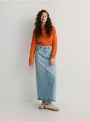 Sweter o strukturalnym splocie - pomarańczowy. Brązowe swetry nierozpinane damskie Reserved, l, bez wzorów, z bawełny, bez kołnierzyka, bez ramiączek. W wyprzedaży za 49.99 zł.