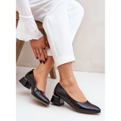 Lewski Shoes Skórzane Czółenka Lewski 3118 Z Połyskiem Czarne. Czarne czółenka damskie bez wzorów, ze skóry, eleganckie, bez obcasa, na obcasie, bez zapięcia. Za 410.13 zł.