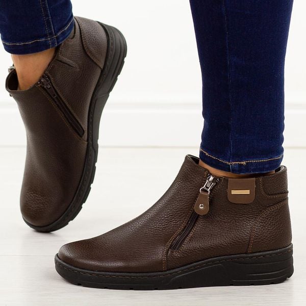 Brązowe skórzane Polskie botki damskie zimowe Deoni D468. Brązowe botki damskie Deoni, na jesień, bez wzorów, z jeansu, eleganckie, z okrągłym noskiem, bez obcasa, na płaskiej podeszwie, bez zapięcia. Za 459.00 zł.