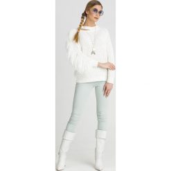 SWETER Patrizia Pepe. Białe swetry nierozpinane damskie Patrizia Pepe, l, z aplikacjami, bez kołnierzyka, bez ramiączek. Za 683.00 zł.