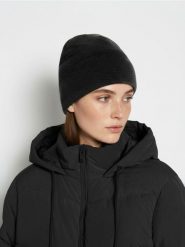 Czapka beanie z wiskozą - czarny. Czarne czapki damskie Sinsay, bez wzorów, z wiskozy. Za 9.99 zł.